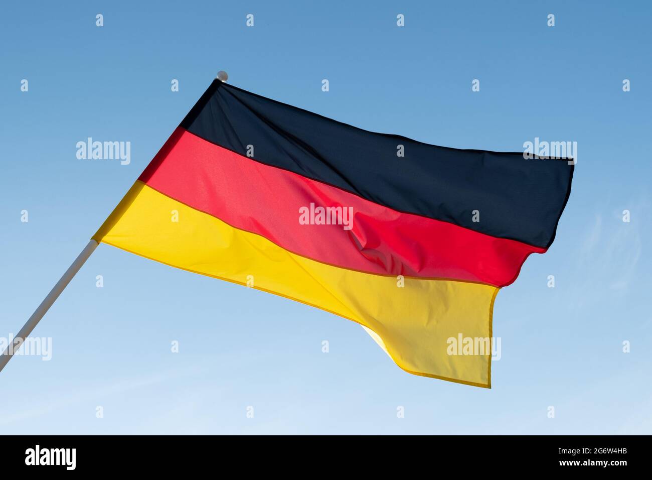 Bandiera della Germania su sfondo blu cielo. Foto Stock