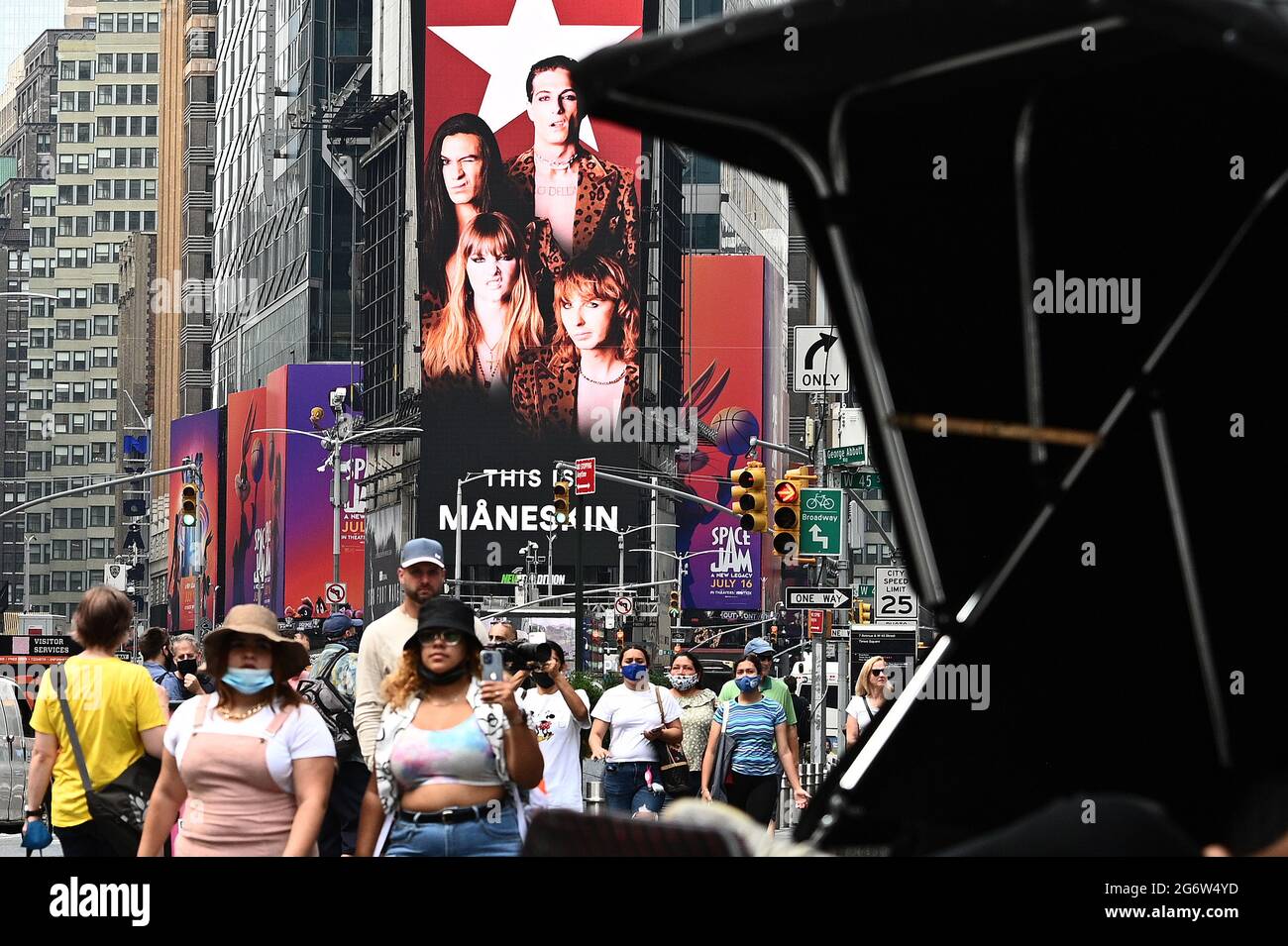 New York, Stati Uniti. 8 luglio 2021. Un cartello elettronico con il gruppo musicale italiano "MANESKIN" può essere visto in mostra sulla facciata di One Times Square, di fronte a Times Square a New York, NY, 8 luglio 2021. I quattro membri della rock band si sono formati a Roma nel 2016 e hanno avuto numerosi successi. (Foto di Anthony Behar/Sipa USA) Credit: Sipa USA/Alamy Live News Foto Stock