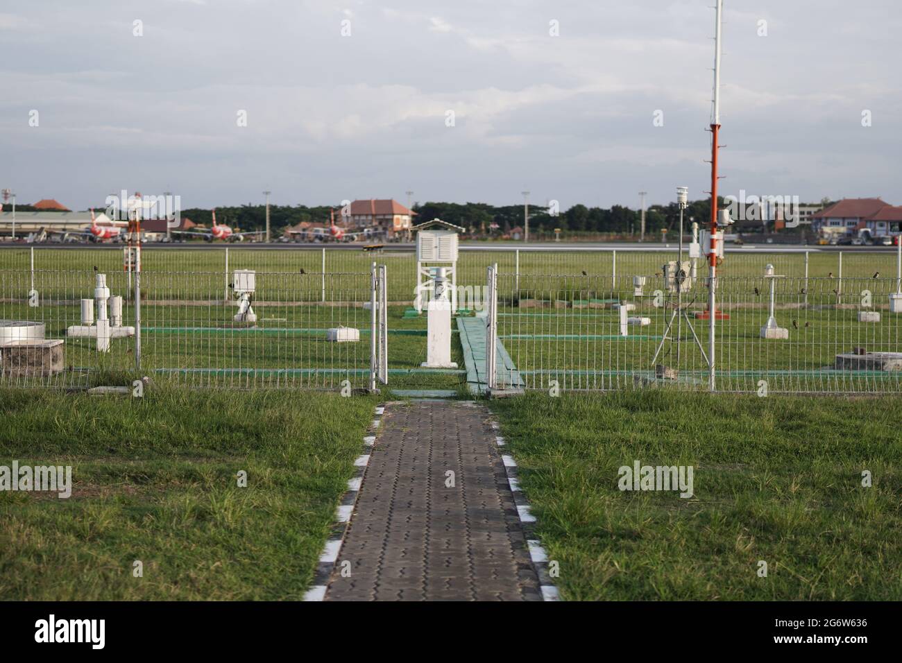 apparecchiature e sensori meteorologici collocati in un ampio e spazioso parco strumenti meteorologici. Questa apparecchiatura viene utilizzata per ottenere informazioni meteorologiche e. Foto Stock