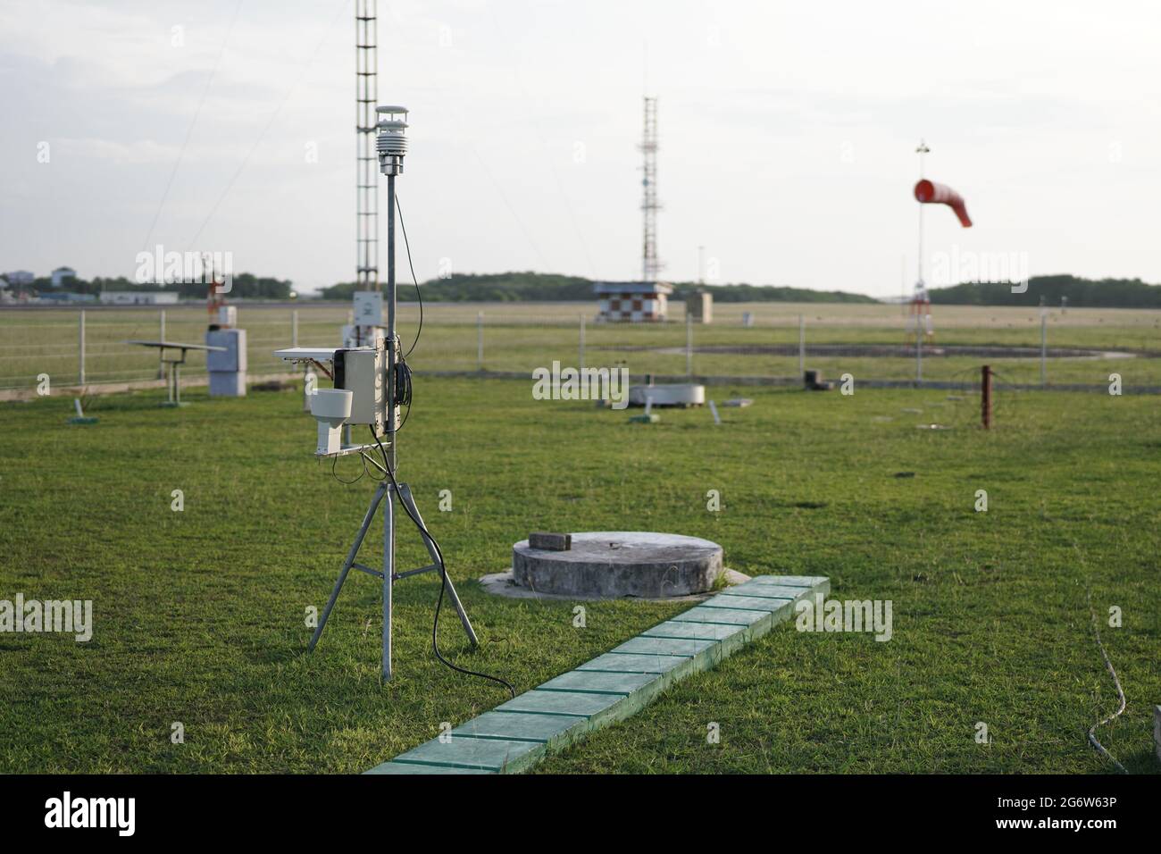 nel grande giardino meteorologico si trova una stazione meteorologica automatica portatile. Questo strumento viene utilizzato per recuperare i dati meteorologici, ad esempio la temperatura Foto Stock