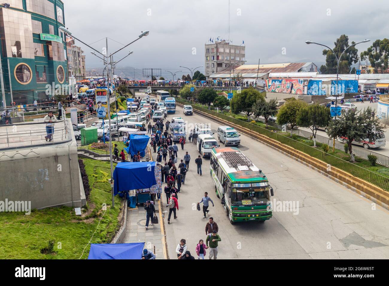 EL ALTO, BOLIVIA - 23 APRILE 2015: Traffico su una strada principale a El Alto, Bolivia Foto Stock