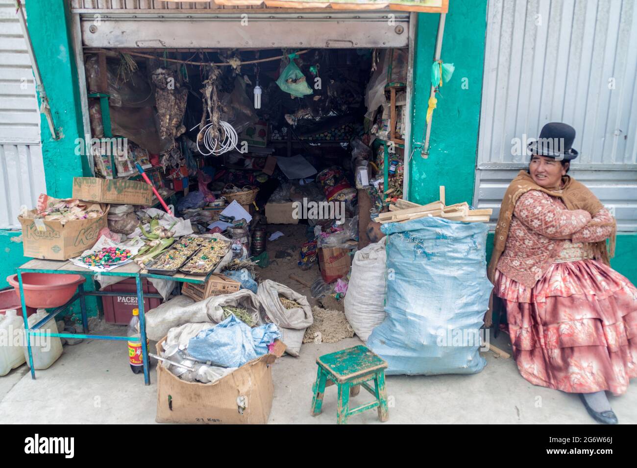 EL ALTO, BOLIVIA - 23 APRILE 2015: Piccolo stallo in un mercato locale delle streghe a El Alto, Bolivia Foto Stock