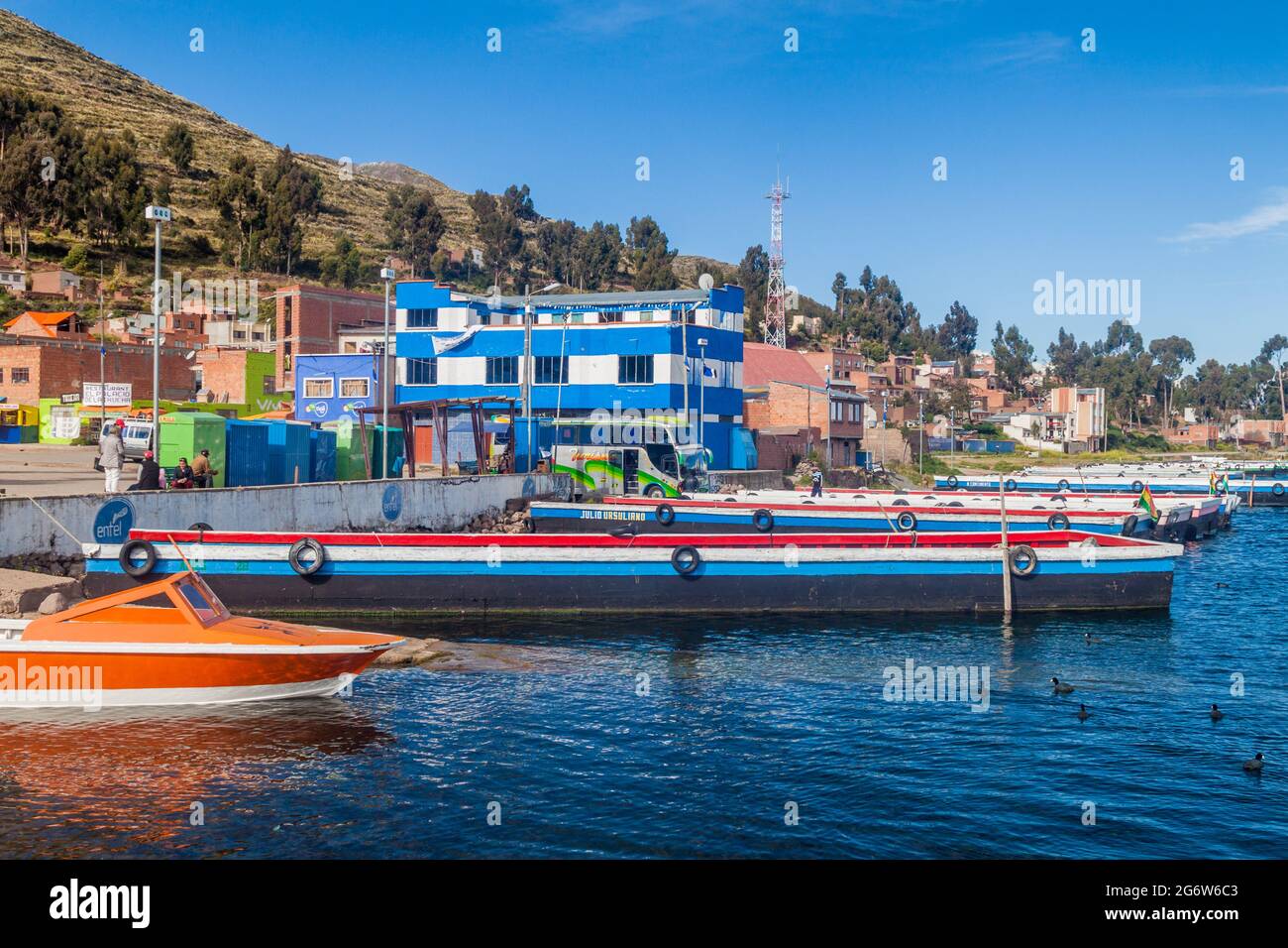 STRETTO DI TIQUINA, BOLIVIA - 11 MAGGIO 2015: Le zattere sono preparate per il trasporto di veicoli attraverso lo stretto di Tiquina al lago Titicaca, Bolivia Foto Stock