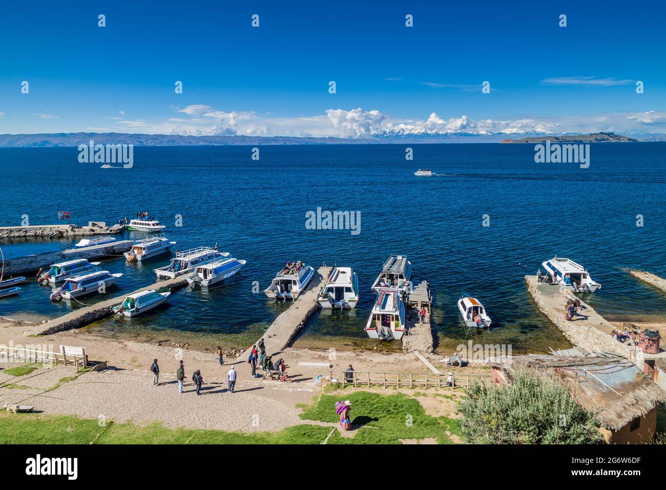 ISLA DEL Sol, BOLIVIA - 12 MAGGIO 2015: Imbarcazioni turistiche ancorate nel villaggio di Yumani sull'Isla del Sol (Isola del Sole) nel lago Titicaca, Bolivia Foto Stock