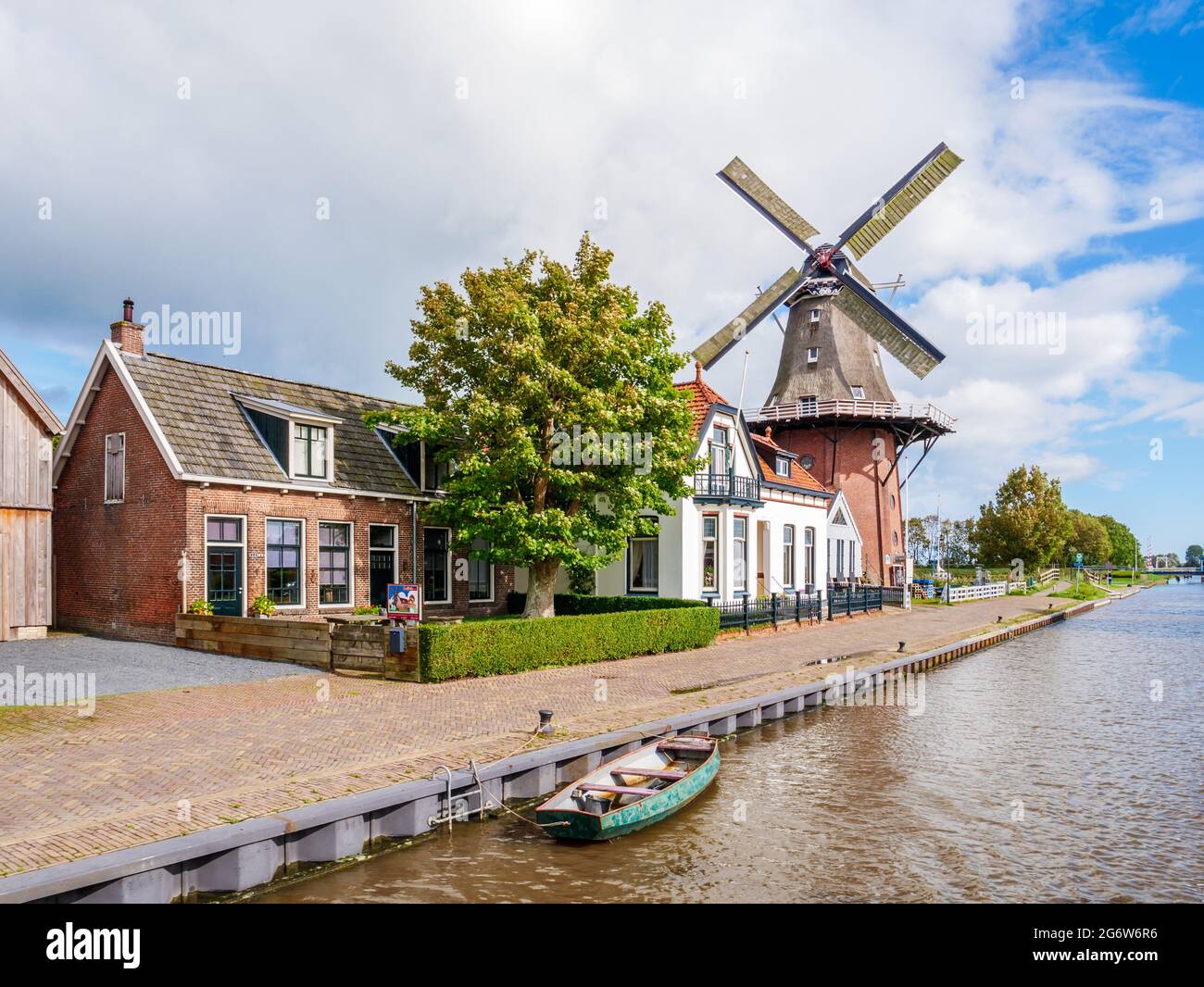 Mulino De Zwaluw e Dokkumer EE canale nel centro storico di Birdaard a Friesland, Paesi Bassi Foto Stock