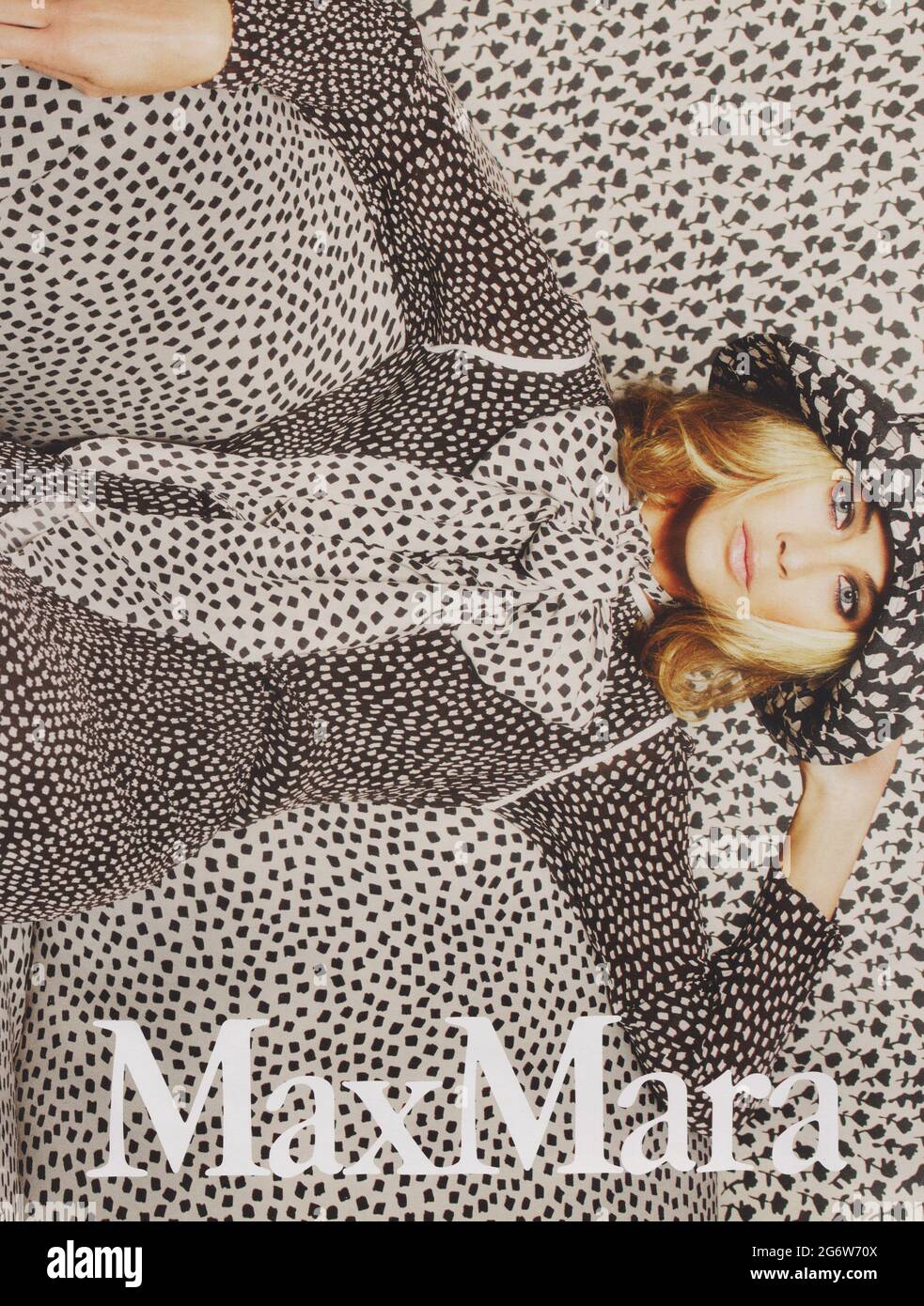 Poster Advertising Max Mara in rivista cartacea dal 2015, pubblicità, pubblicità creativa MaxMara dal 2010s Foto Stock