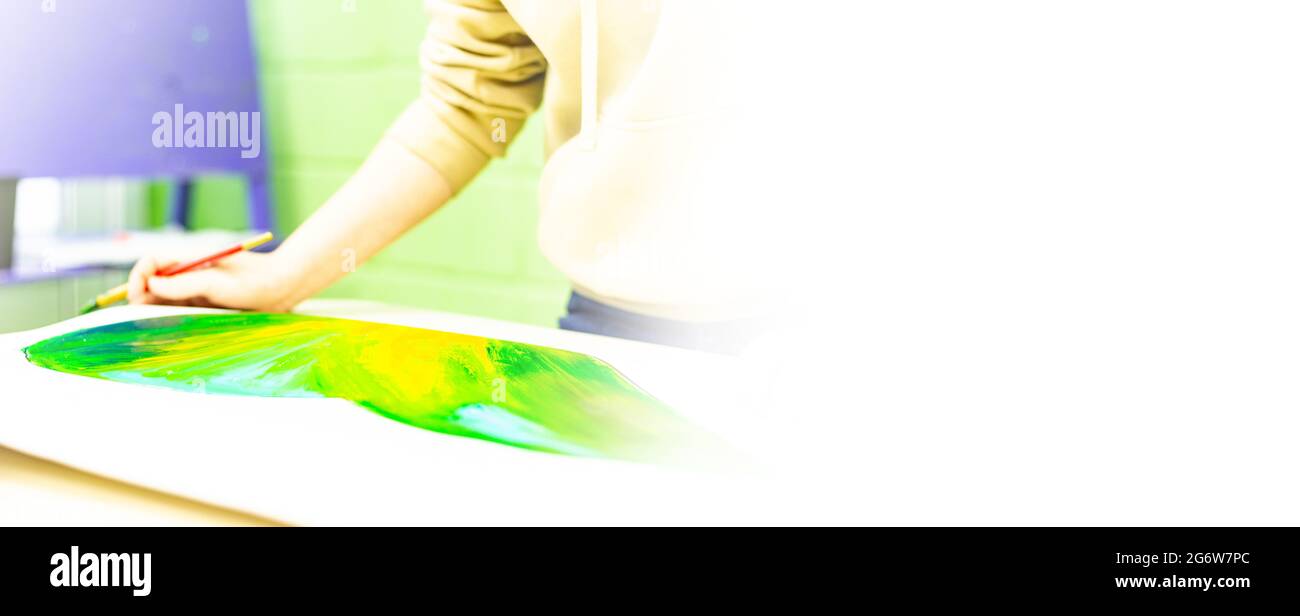 una persona disegna con un pennello e dipinge su una grande tela in uno studio d'arte. artista moderno e creativo di belle arti, un capolavoro di disegno, disegno Foto Stock