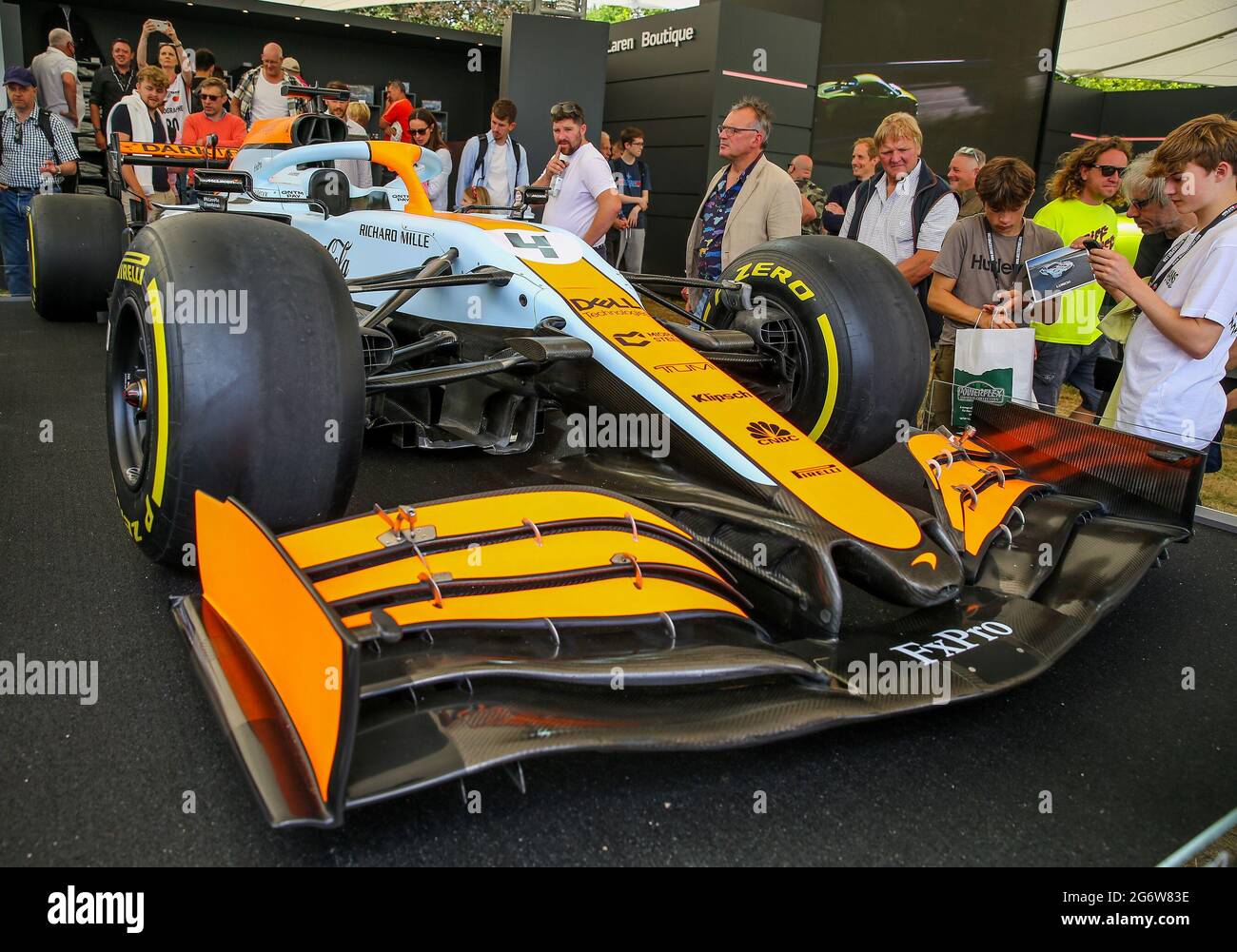 GOODWOOD Motor Circuit, 8 luglio 2021 McLaren F1 Gulf Heritage livery car in mostra ai tifosi durante il Festival of Speed, Chichester, Regno Unito Foto Stock