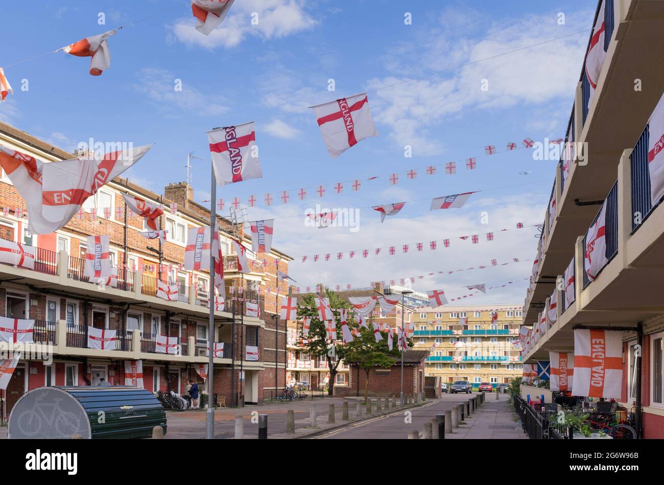 Centinaia di bandiere d'Inghilterra decorano ogni tenuta di casa in Kirby Estate, Londra, CAMPIONATO di calcio EURO 2020, Inghilterra, Regno Unito Foto Stock