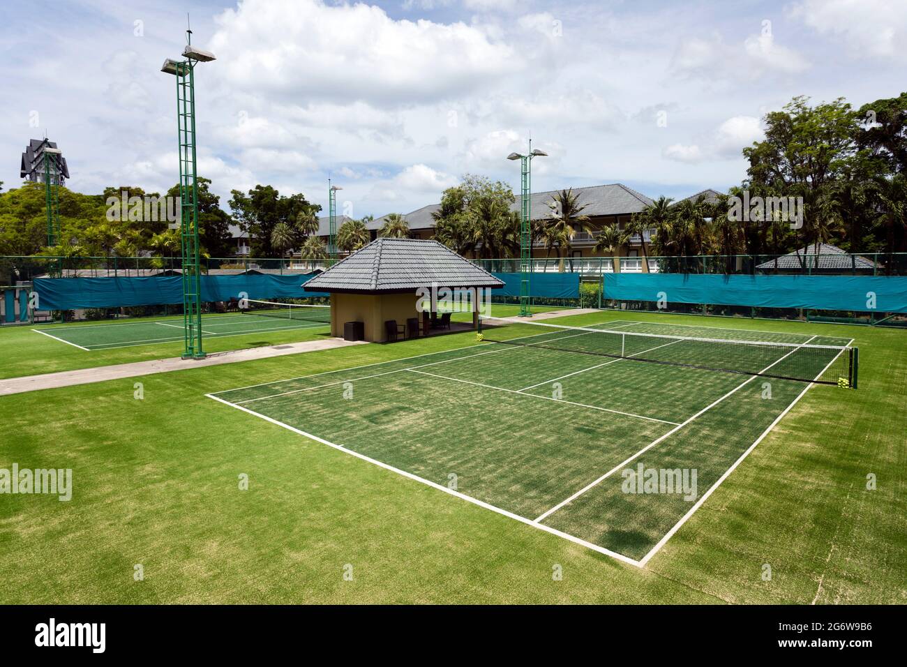 Campo da tennis in erba presso l'hotel Angsana Laguna Phuket a Phuket, Thailandia. Foto Stock