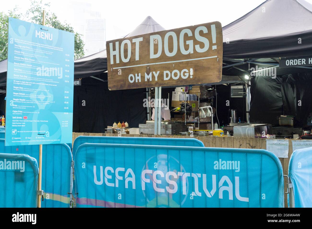 Bancarella di cibo HOT dog al festival EUFA al Potter Field Park, Londra Inghilterra Regno Unito Foto Stock