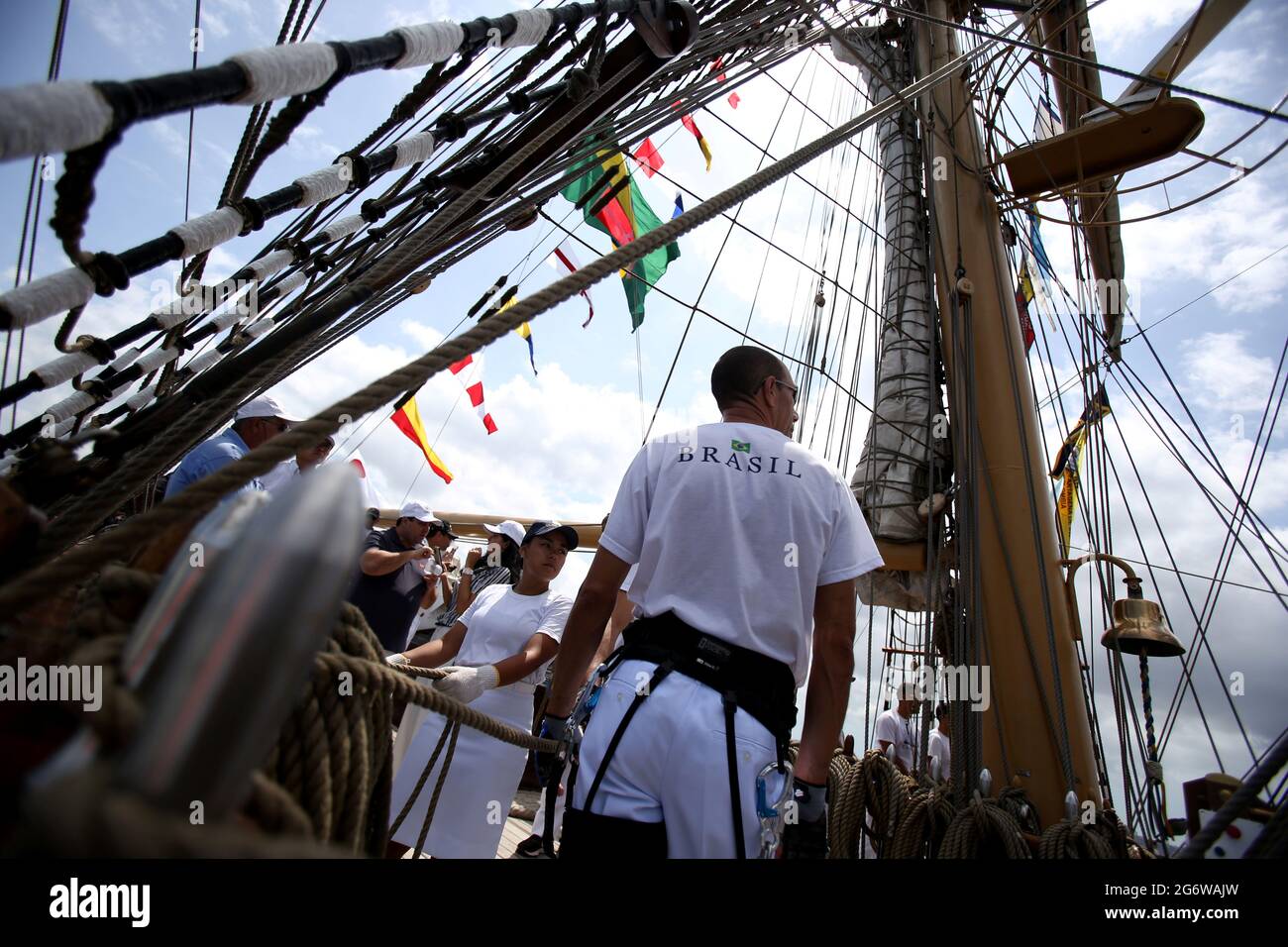 salvador, bahia, brasile - 19 ottobre 2018: Membro dell'equipaggio della Marina brasiliana Cisne Branco sono visti lavorare sulla nave nelle acque del Todos Foto Stock