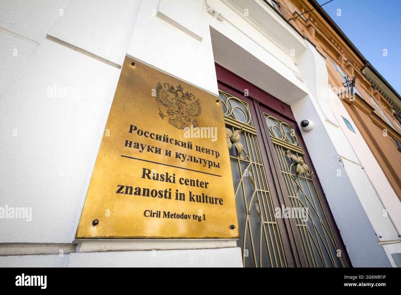 Foto del segno del centro russo della cultura e della scienza sul loro ufficio principale per la Slovenia nel centro di Lubiana Foto Stock