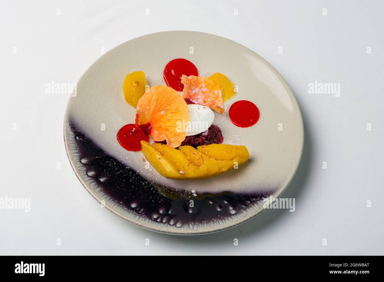 Piatto di frutta con ananas e salsa deliziosa. Il pasto salutare perfetto per il trucco. Foto Stock