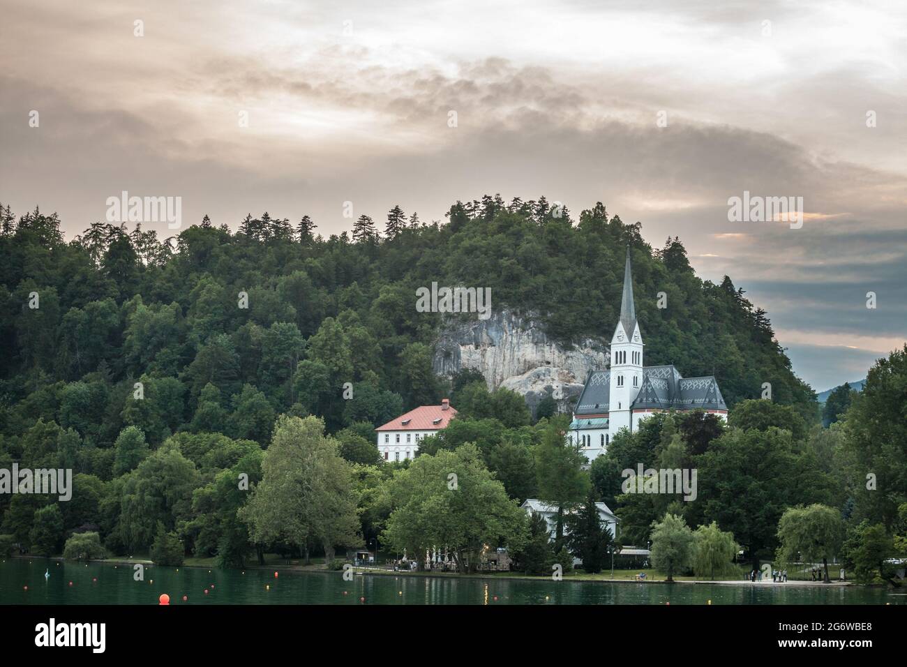 Foto del lago dissanguato e la chiesa di san martino a Bled, Slovenia. La Chiesa Parrocchiale di San Martino a Bled (Slovenia nordoccidentale) è la chiesa parrocchiale Foto Stock