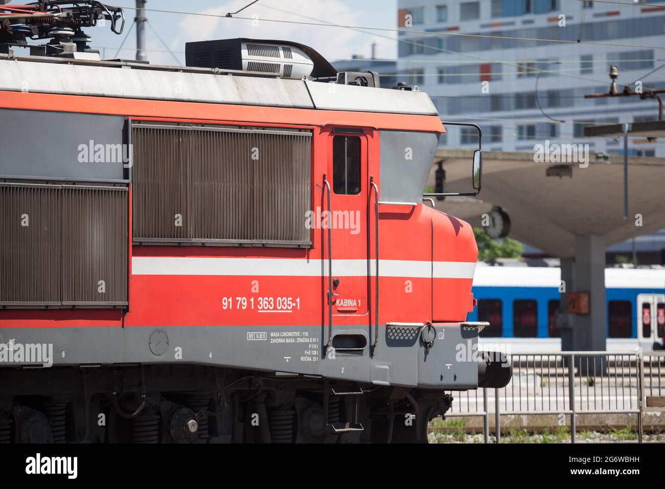 Immagine di un treno appartenente alle ferrovie slovene, trainato da una locomotiva Serie 363, pronto ad abbandonare i binari della stazione ferroviaria di Ljublj Foto Stock