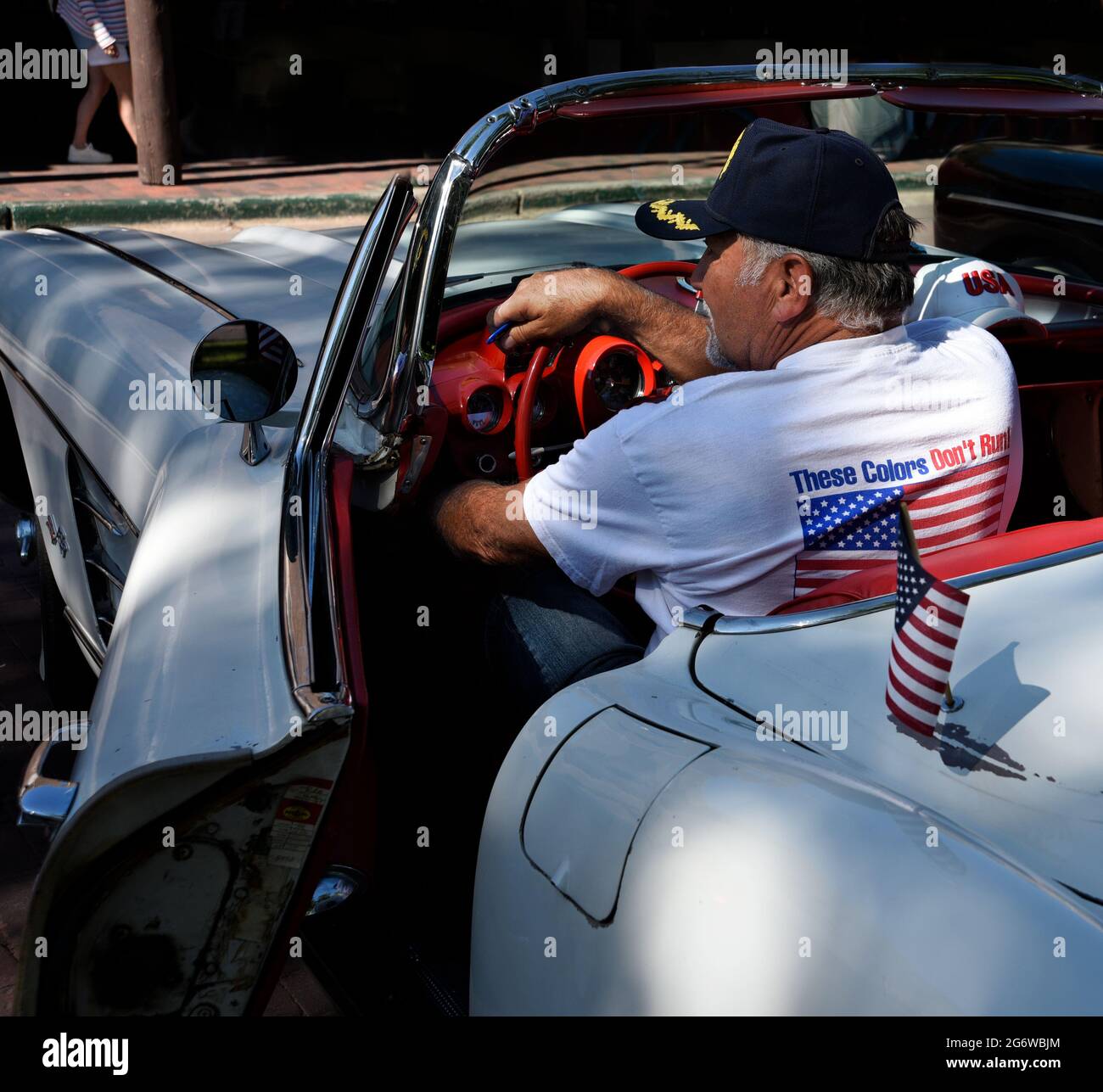 Il proprietario americano di una Corvette convertibile del 1959 indossa una T-shirt patriottica ad una mostra di auto classica del 4 luglio a Santa Fe, New Mexico. Foto Stock