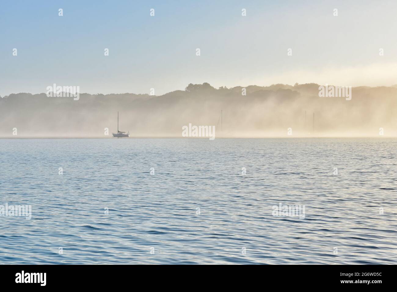 Barche a vela nella nebbia di mattina presto nel porto di Port Jefferson, Long Island, New York. Copy spazio. Foto Stock