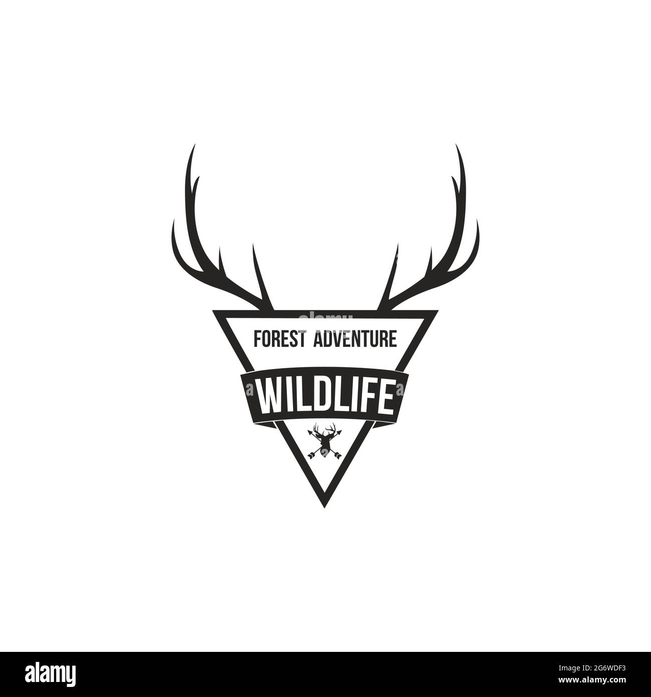 Avventura nella foresta con il modello di design con logo Antlers Badge Illustrazione Vettoriale