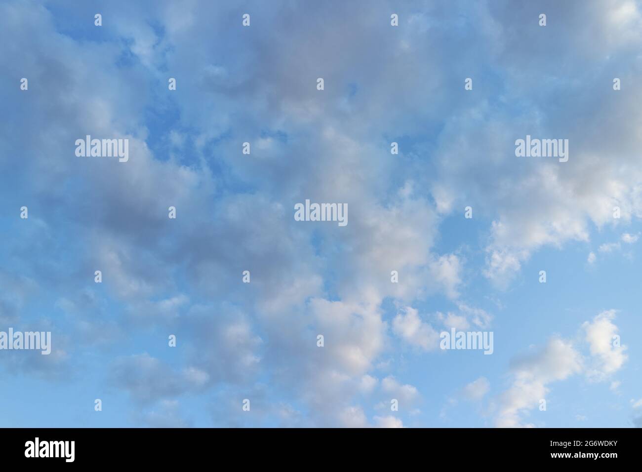 Il cielo blu e bianchi e soffici nuvole Foto Stock