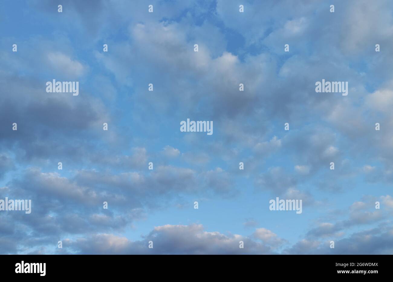 Cumulus nubi nel cielo blu Foto Stock