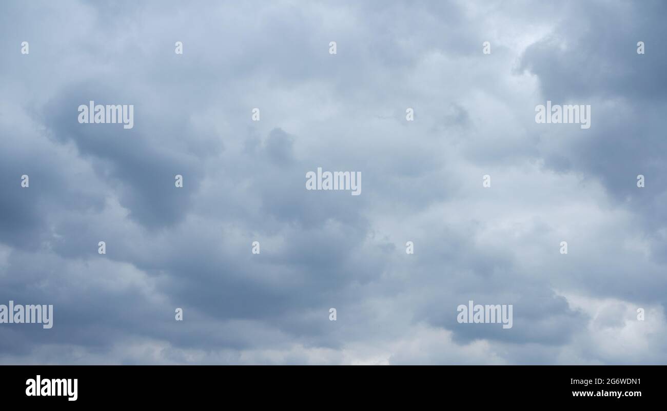 Fluffy deriva nuvole Foto Stock