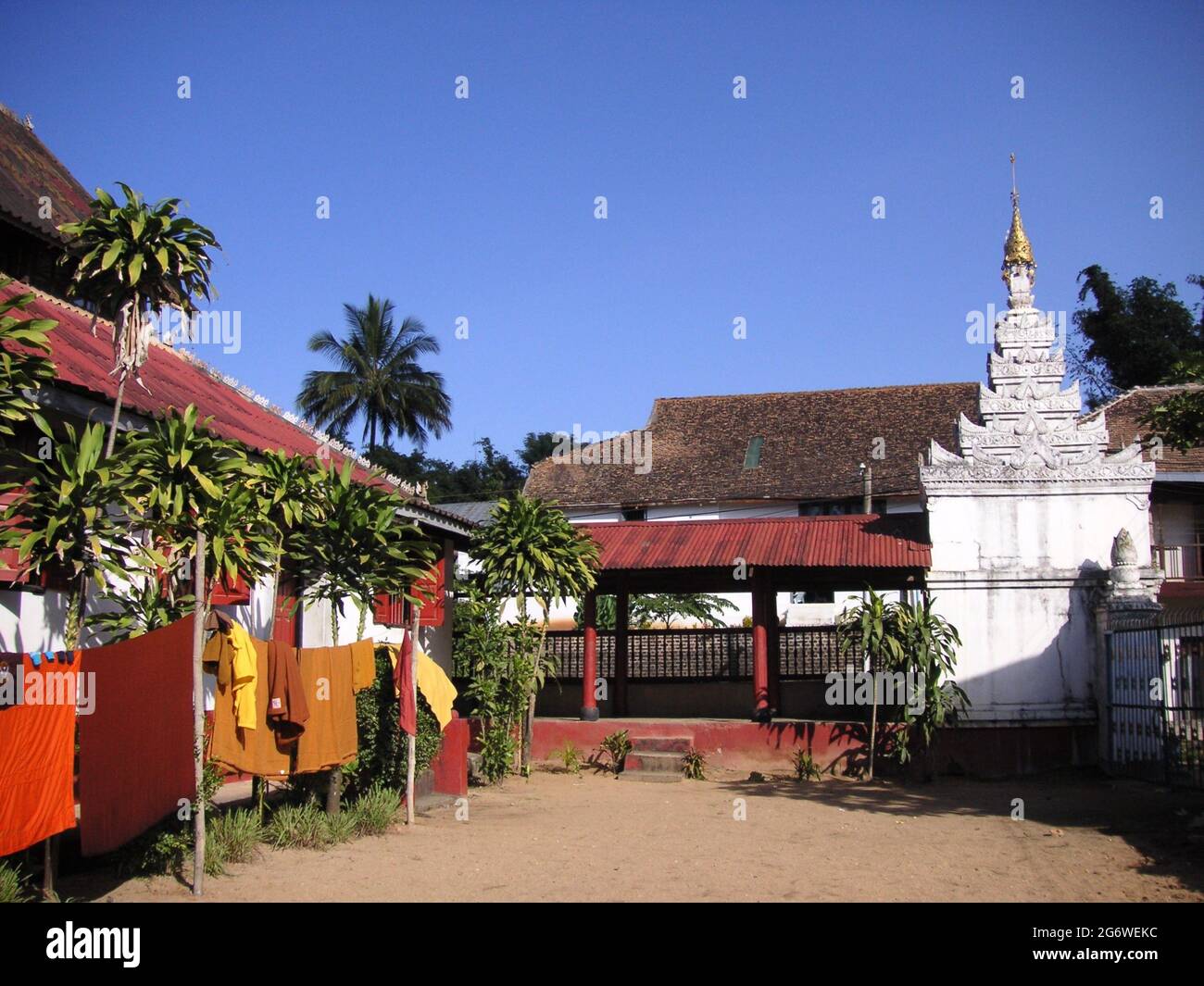 Le vesti del monaco in un tempio buddista, Kyaing Tong, Myanmar Foto Stock