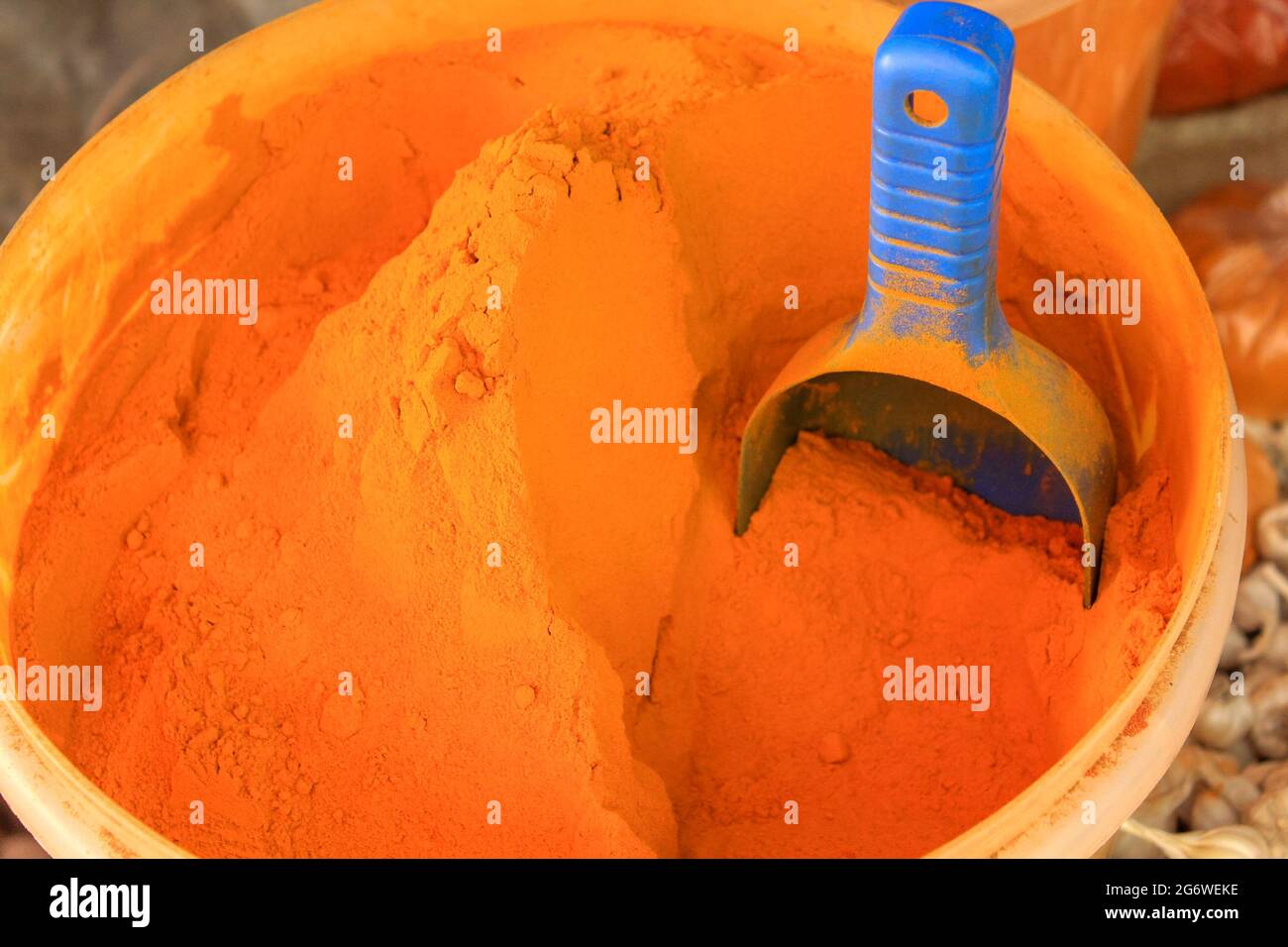 Vista dall'alto di un gran numero di polvere curcuma, polvere curcuma per alimenti masala Foto Stock