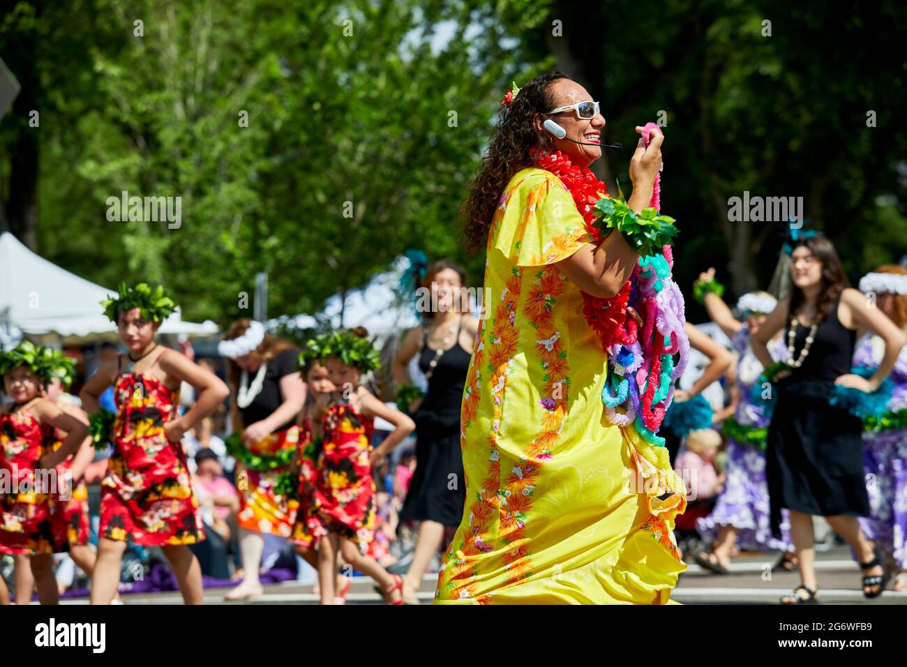 Prescott, Arizona, USA - 3 luglio 2021: Ballerina polinesiana di hula che dà fuori i leis mentre marciando in 4 della parata di luglio Foto Stock