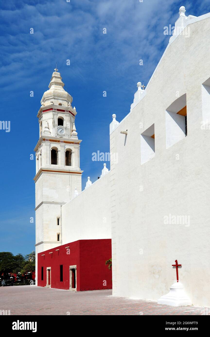 MESSICO. STATO DI CAMPECHE. CITTÀ DI CAMPECHE. LA CATTEDRALE DI CAMPECHE E LA PIAZZA PRINCIPALE. CREATO NEL 1540 DA FRANCISCO DE MONTEJO, CAMPECHE È UN EBREO Foto Stock