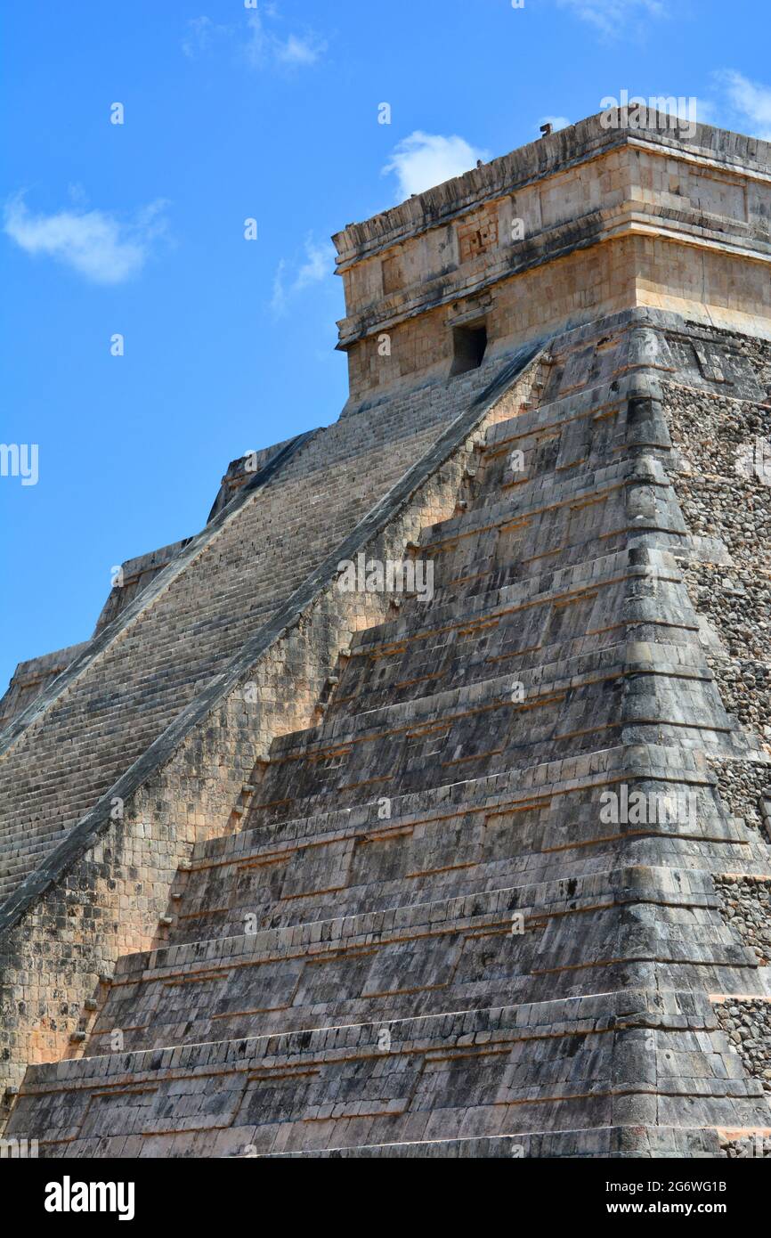 MESSICO. STATO DI YUCATAN. CHICHEN ITZA. EL CASTILLO CON I SUOI 18 PIANI E LE SUE 4 SCALE DI 90 SCALE CIASCUNO È COSTRUITO COME IL CALENDARIO MAYA. Foto Stock