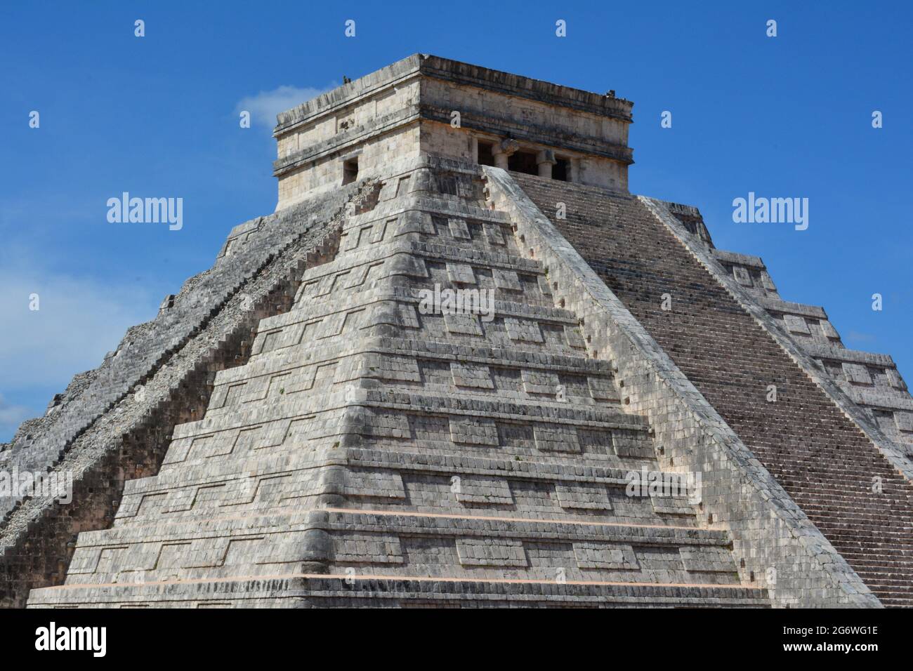 MESSICO. STATO DI YUCATAN. CHICHEN ITZA. EL CASTILLO CON I SUOI 18 PIANI E LE SUE 4 SCALE DI 90 SCALE CIASCUNO È COSTRUITO COME IL CALENDARIO MAYA. Foto Stock