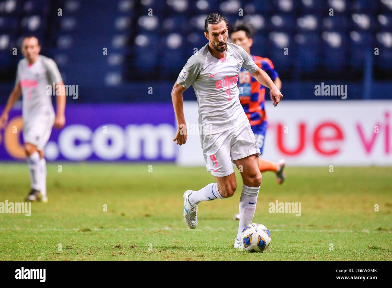 Buriram, Thailandia. 06 luglio 2021. Dejan Damjanovic di Kitchee SC visto in azione durante l'AFC Champions League 2021 Gruppo J partita tra Port FC e Kitchee SC al Buriram Stadium. (Punteggio finale; Port FC 1:1Cucine SC) (Foto di Amphol Thongmueangluang/SOPA i/Sipa USA) Credit: Sipa USA/Alamy Live News Foto Stock