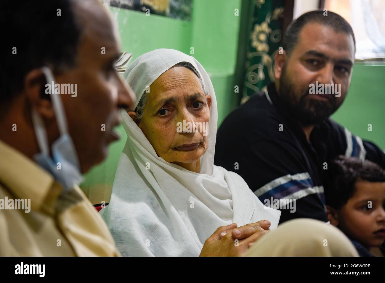 Srinagar, India. 01 luglio 2021. Madre di Bashir Ahmad Baba siede accanto al figlio nella sua residenza a Srinagar. Bashir Ahmad Baba, un uomo di 42 anni di Rainawari a Srinagar, è tornato a casa il 23 giugno, undici anni dopo che la polizia di Gujarat lo ha arrestato con accuse di terrore, i media locali hanno riferito. È stato prenotato in base al rigoroso illegal activities (Prevention) Act (UAPA). (Foto di Idrees Abbas/SOPA Images/Sipa USA) Credit: Sipa USA/Alamy Live News Foto Stock