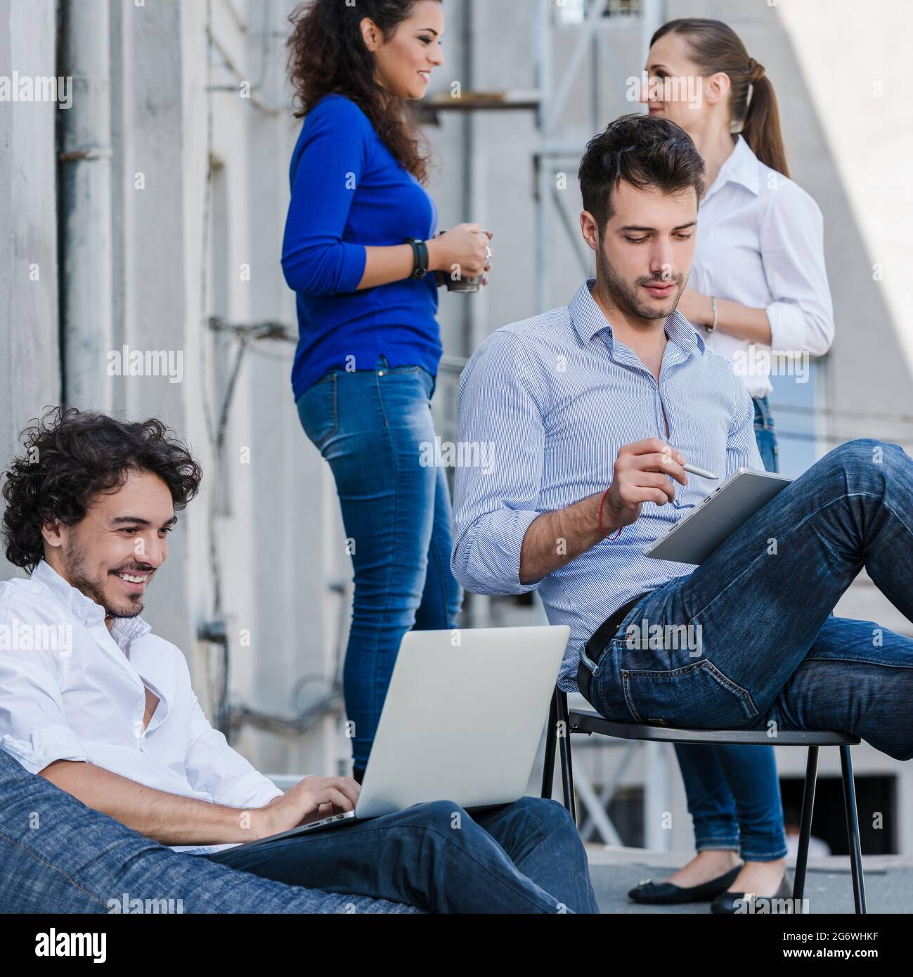 Colleghi presso l'agenzia creativa del meeting per il brainstorming sulla terrazza Foto Stock