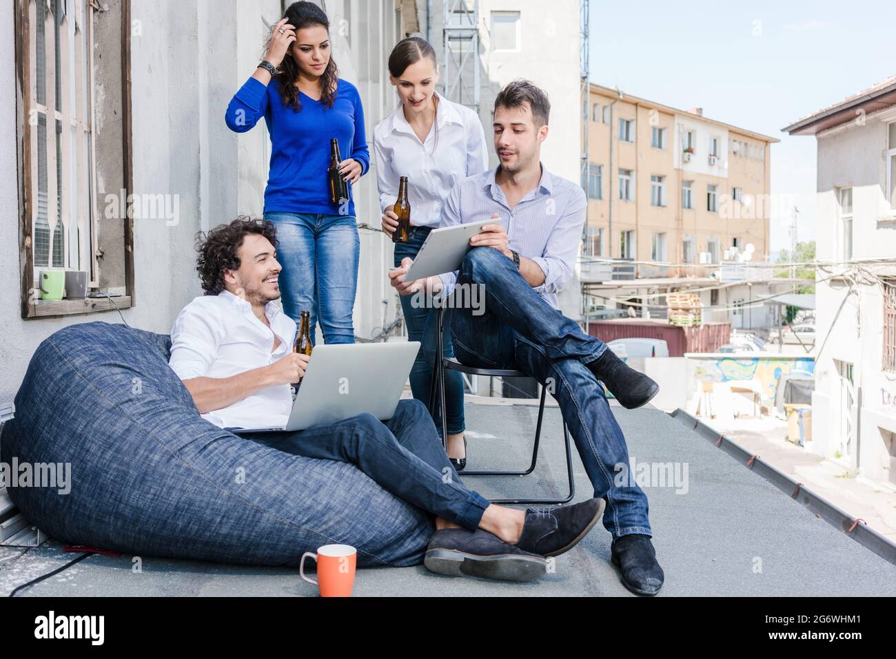 I compagni di lavoro alla riunione dell'agenzia creativa per il brainstorming sulla terrazza all'aperto Foto Stock