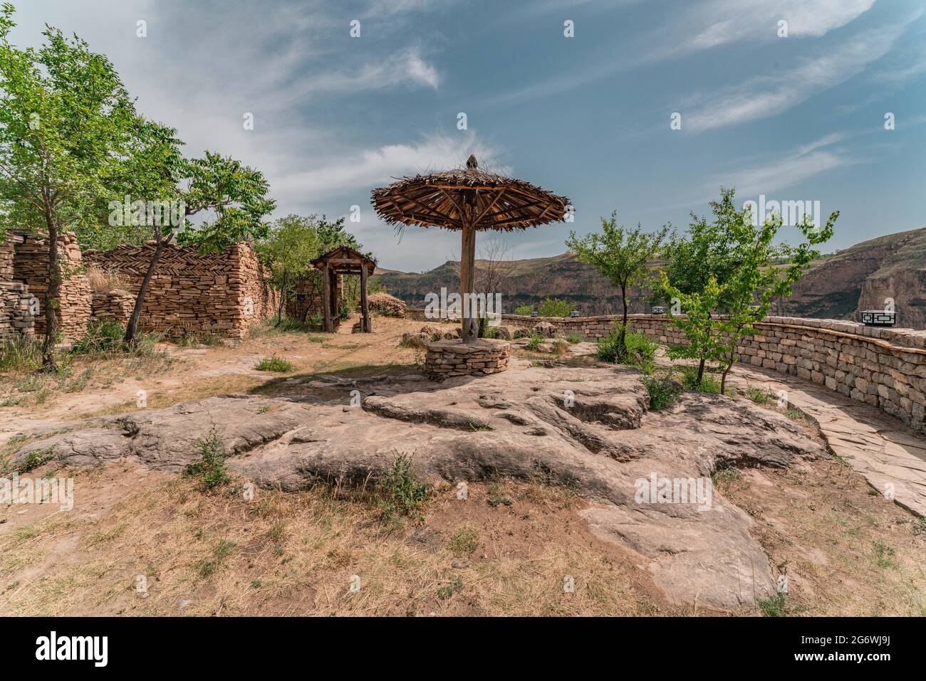 Antichi edifici, la grotta dimora nella sorgente del Fiume giallo, Laoniu Bay in Pianguan, Shanxi Cina Foto Stock