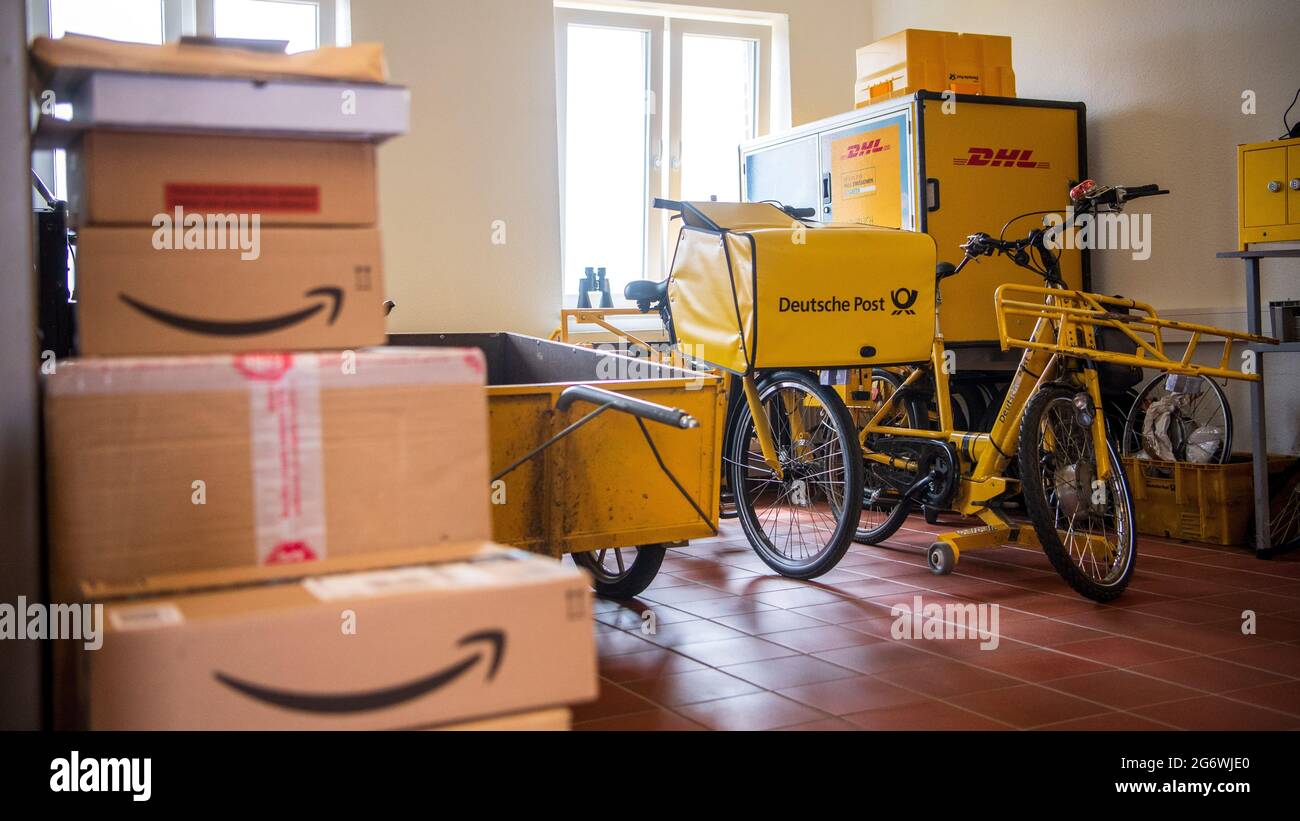 Baltrum, Germania. 24 Giugno 2021. I pacchi si accumulano presso il ramo Deutsche Post sull'isola di Baltrum, nella Frisia orientale. Credit: Sina Schuldt/dpa/Alamy Live News Foto Stock