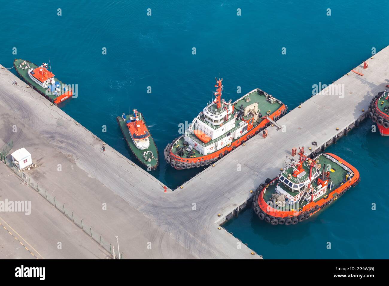 Tugs e le barche pilota sono ormeggiate nel porto di Jeddah, Arabia Saudita. Vista dall'alto Foto Stock