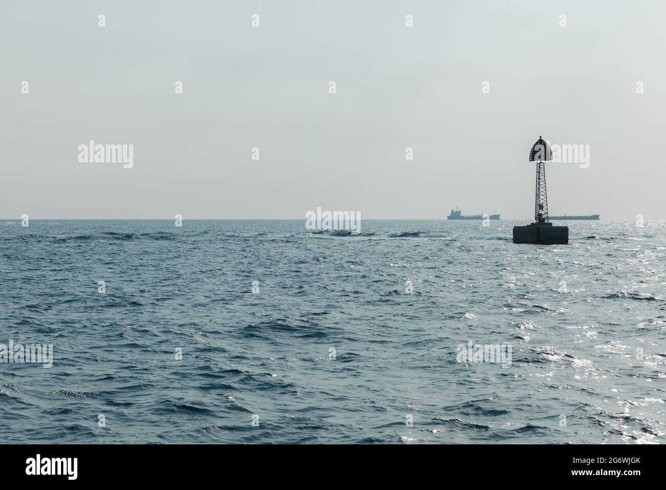 Beacon segna il confine della fairway delle navi verso il porto di Jeddah. Golfo Persico, Arabia Saudita Foto Stock