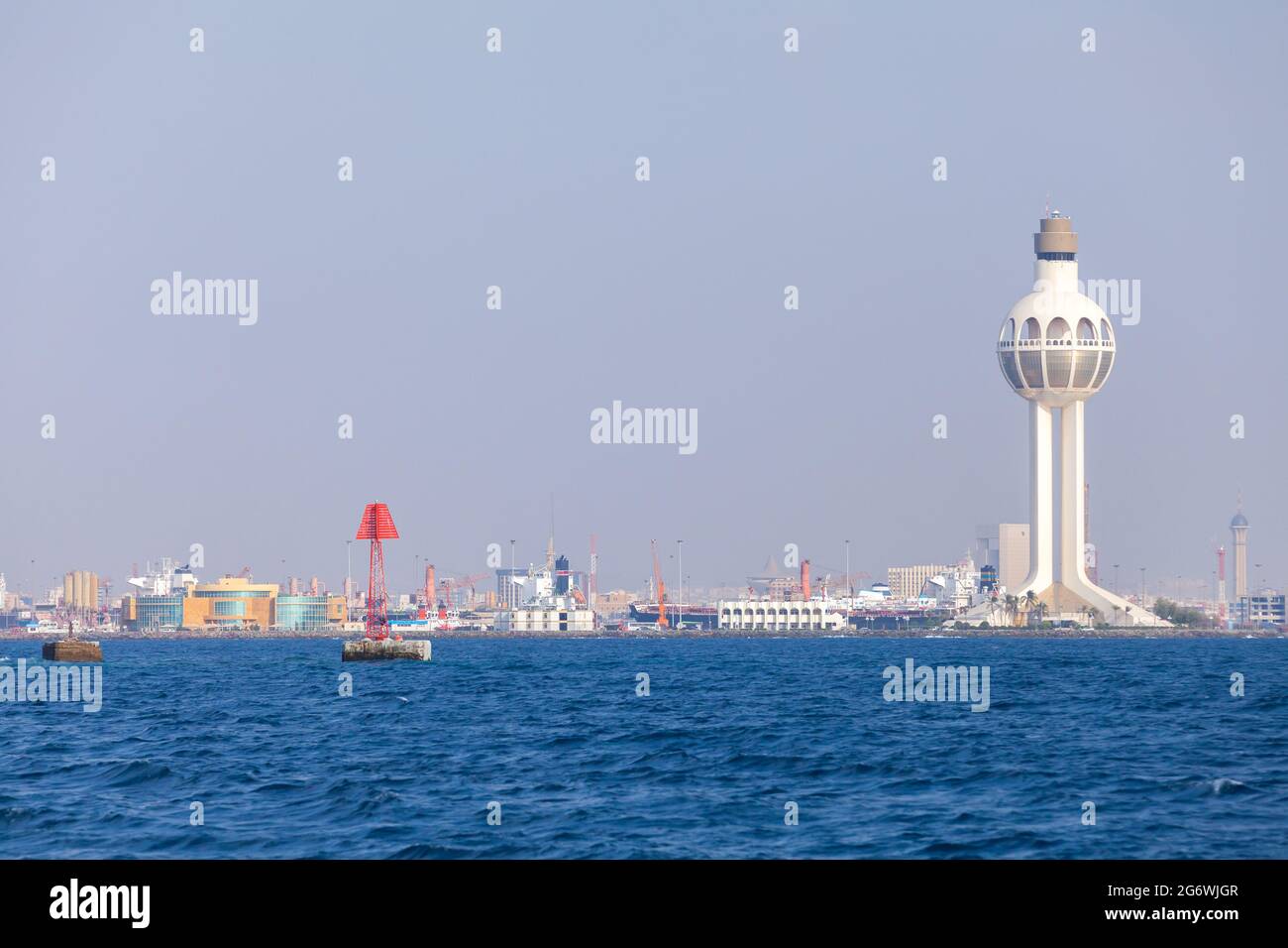 Porto di Jeddah, Arabia Saudita. Skyline con torre bianca di controllo del traffico e contrassegno di navigazione rosso Foto Stock