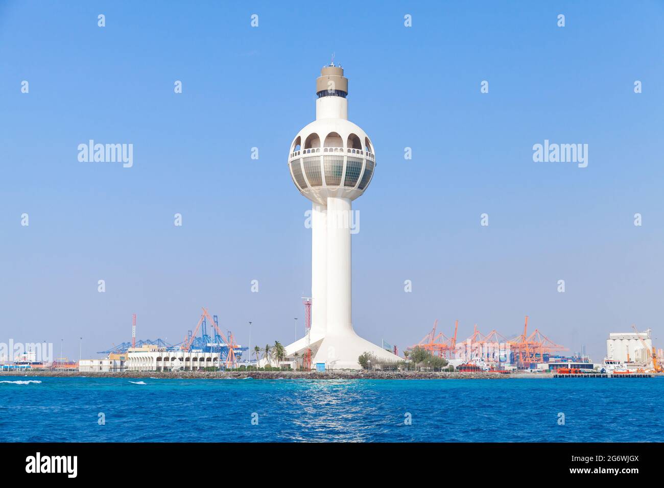 La torre bianca di controllo del traffico è un punto di riferimento principale e un simbolo del porto di Jeddah, Arabia Saudita Foto Stock