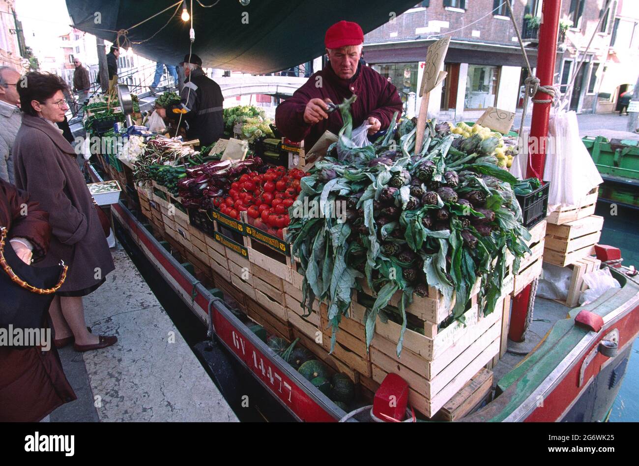 ITALIA. VENETO. VENEZIA. BARCA DI UN CONTADINO LOCALE CHE VENDE LE SUE VERDURE SUL CANAL MALPAGE NEL DISTRETTO DI DORSODURO. Foto Stock