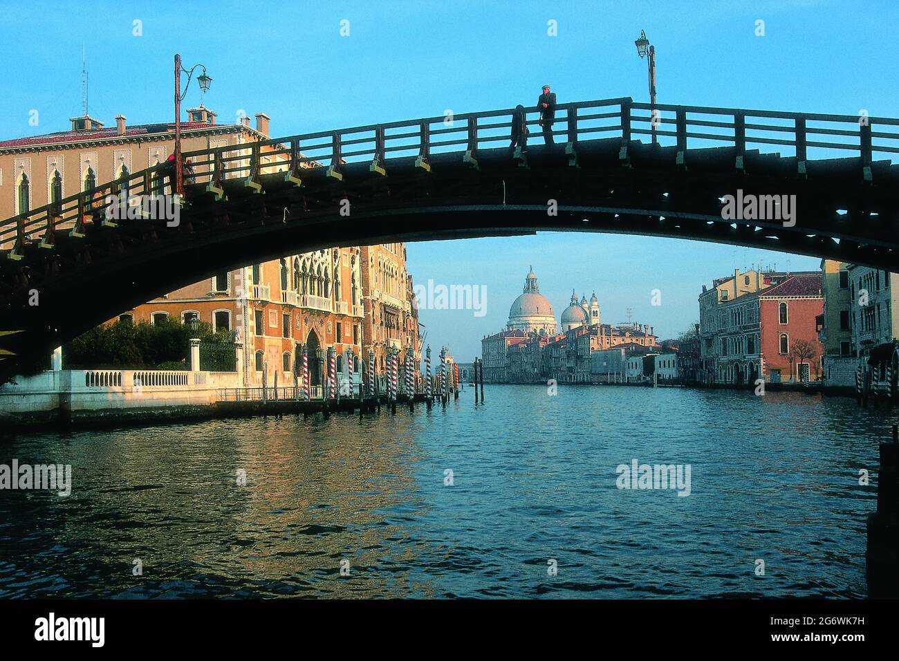 ITALIA. VENETO. VENEZIA. IL PONTE DI LEGNO DELL'ACADEMIAN IL CANAL GRANDE Foto Stock