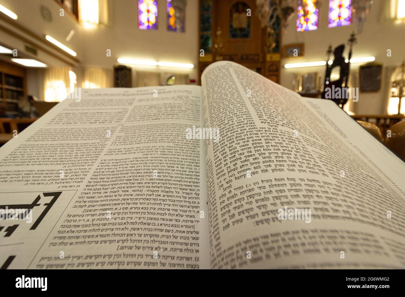 gerusalemme-isreale. 03-06-2021. Un primo piano da un ampio angolo del Gemara - un libro di testo ebraico Torah. Sfondo sfocato Foto Stock