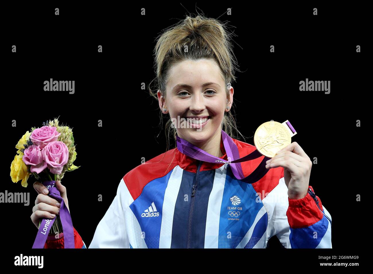 File photo datato 09-08-2012 di Jade Jones della Gran Bretagna con la sua medaglia d'oro per aver vinto la finale di Women's Taekwondo -57kg bout nella Excel Arena, Londra. Data di emissione: Venerdì 9 luglio 2021. Foto Stock