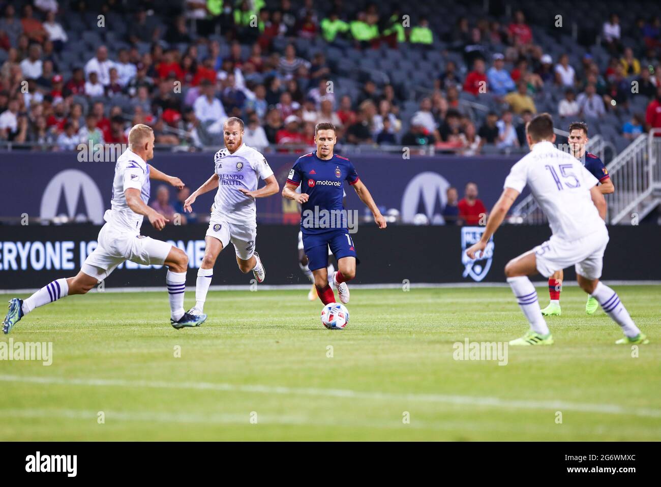 Il centrocampista del Chicago Fire Przemyslaw Frankowski (11) dribble la palla durante una partita MLS contro l'Orlando City SC al Soldier Field, mercoledì, luglio Foto Stock