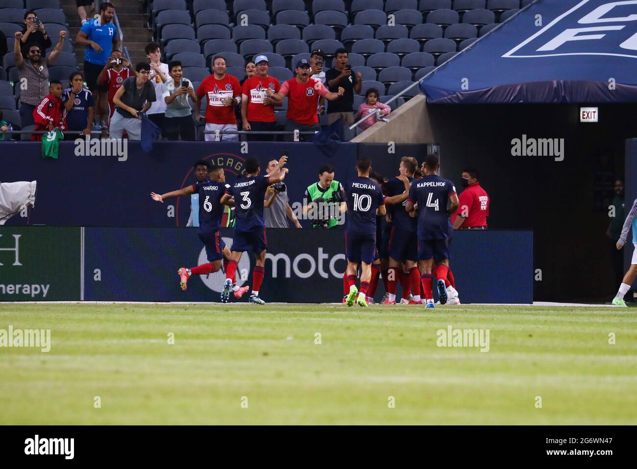 I compagni di squadra del Chicago Fire FC festeggiano un gol durante una partita MLS contro l'Orlando City SC a Soldier Field, mercoledì 7 luglio 2021, a Chicago, Illin Foto Stock