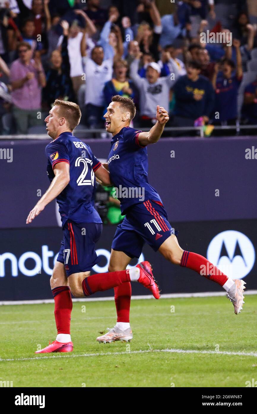 Il centrocampista del Chicago Fire Przemyslaw Frankowski (11) celebra con il forward Robert Beric (27) dopo aver segnato un gol durante una partita MLS contro la OR Foto Stock