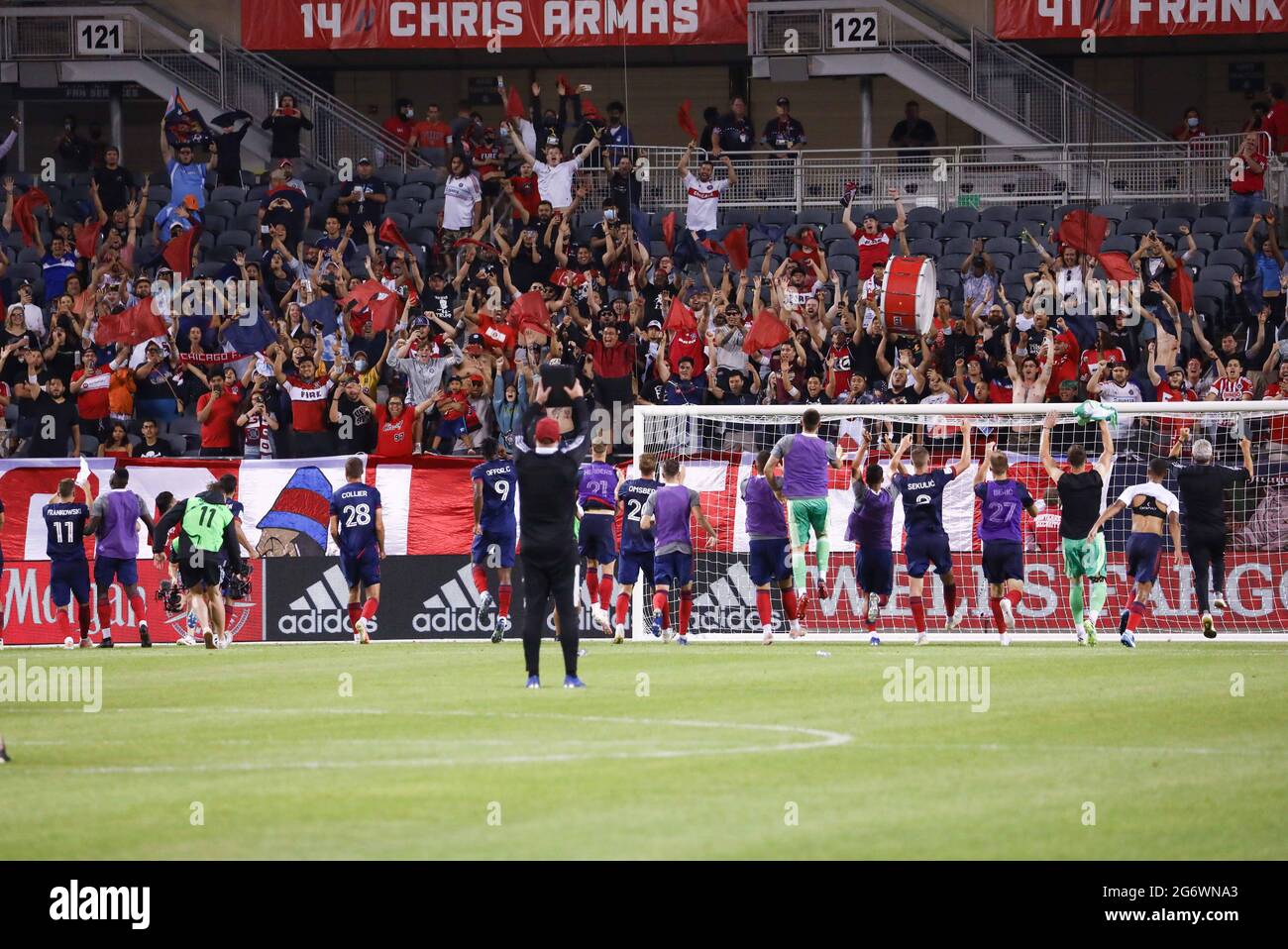 Il Chicago Fire FC festeggia con la folla durante una partita MLS contro l'Orlando City SC al Soldier Field, mercoledì 7 luglio 2021, a Chicago, Illinois Foto Stock